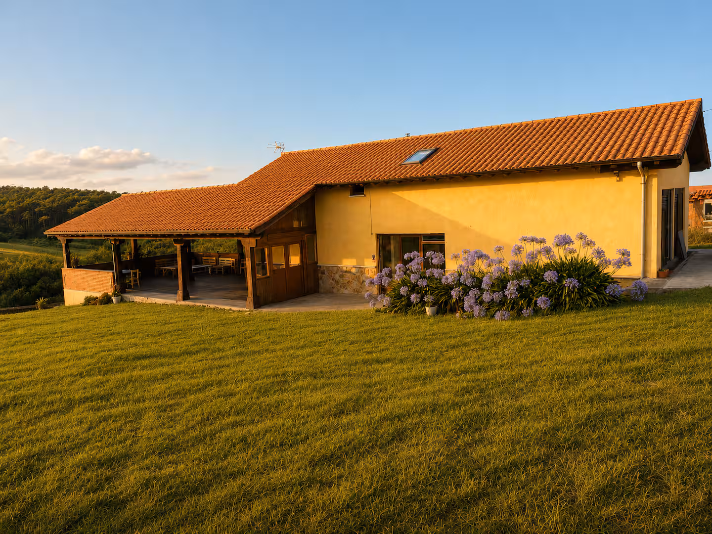 Vista exterior de la casa Origen en Liencres al atardecer